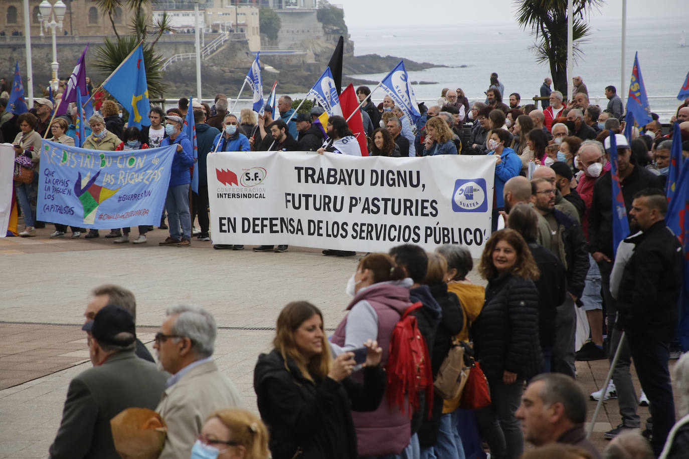 Centenares de personas se han manifestado en Gijón en este Primero de Mayo convocados por los sindicatos minoritarios del Principado 