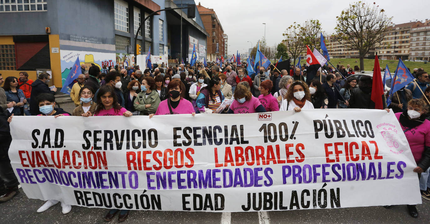 Centenares de personas se han manifestado en Gijón en este Primero de Mayo convocados por los sindicatos minoritarios del Principado 