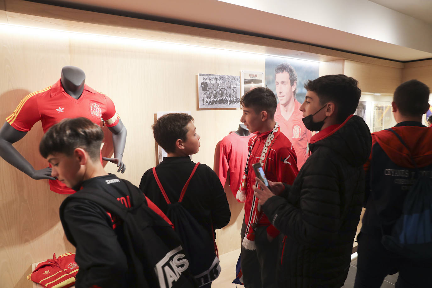 Dos grupos de 45 menores cada uno han participado este domingo en las visitas guiadas a El Molinón 