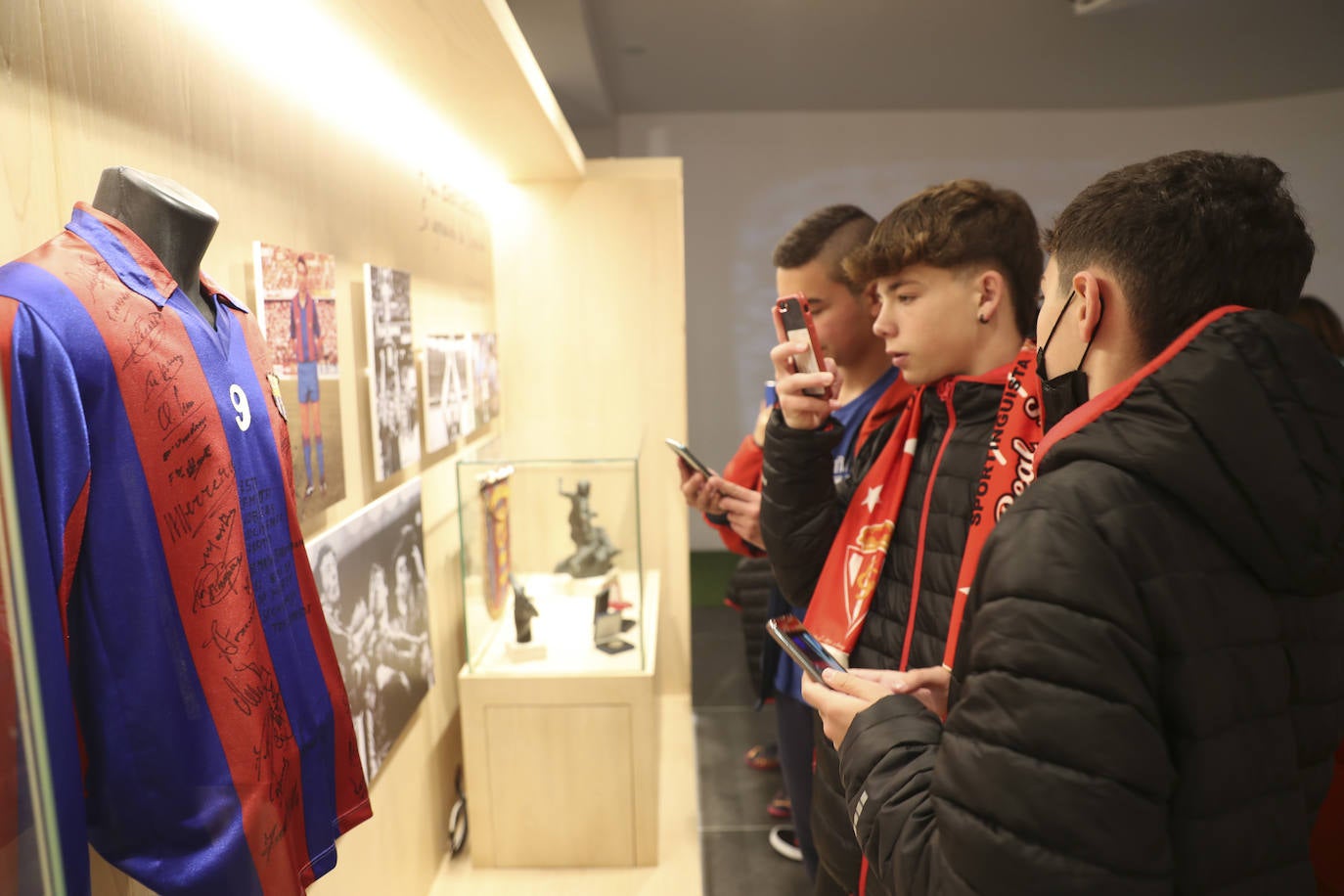 Dos grupos de 45 menores cada uno han participado este domingo en las visitas guiadas a El Molinón 