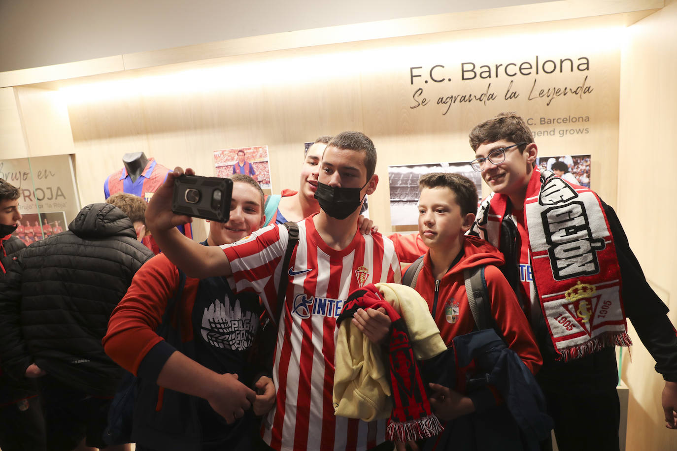 Dos grupos de 45 menores cada uno han participado este domingo en las visitas guiadas a El Molinón 