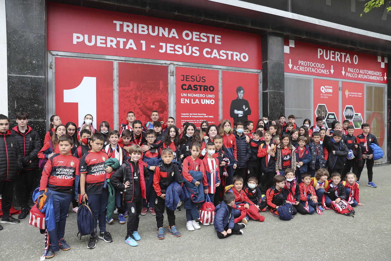 Dos grupos de 45 menores cada uno han participado este domingo en las visitas guiadas a El Molinón 