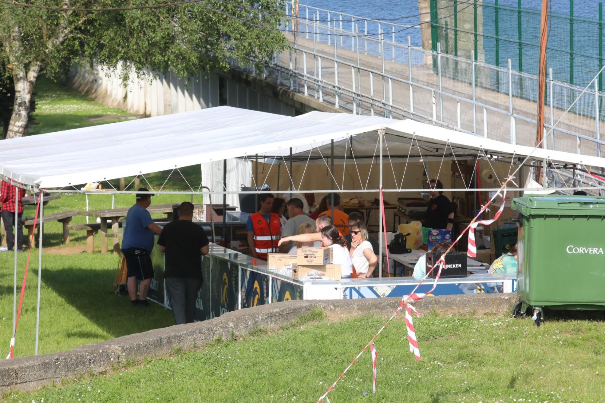 Instalación de carpa con zona de bar en las inmediaciones del pantano. 