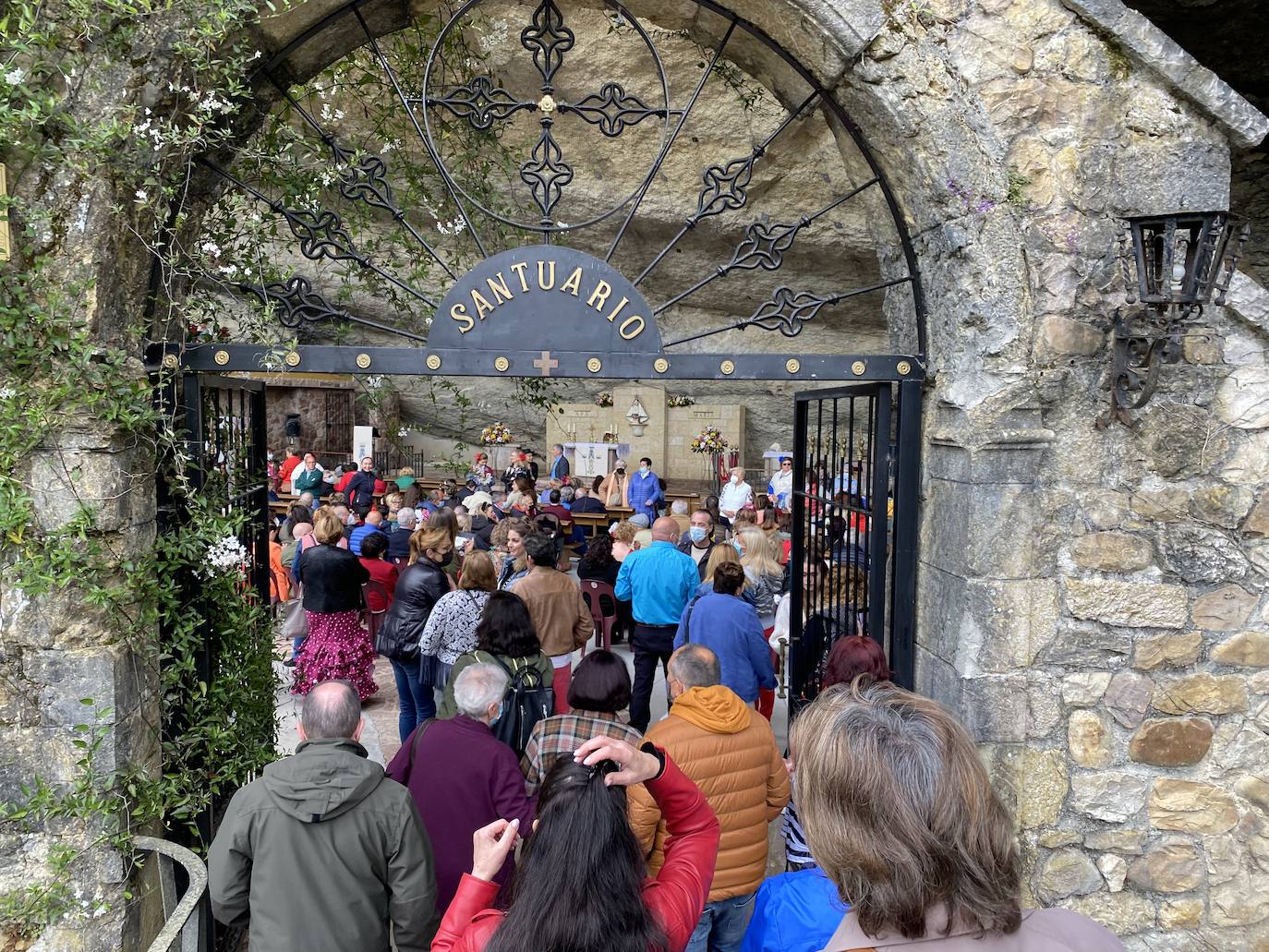 Cientos de jinetes y amazonas se desplazaron desde muy distintos puntos de la geografía regional hasta la Feria de Abril de Infiesto. La capital piloñesa celebró, tras dos de parón por la pandemia, la procesión hasta el Santuario de la Cueva, la misa rociera y la bendición de los animales. 