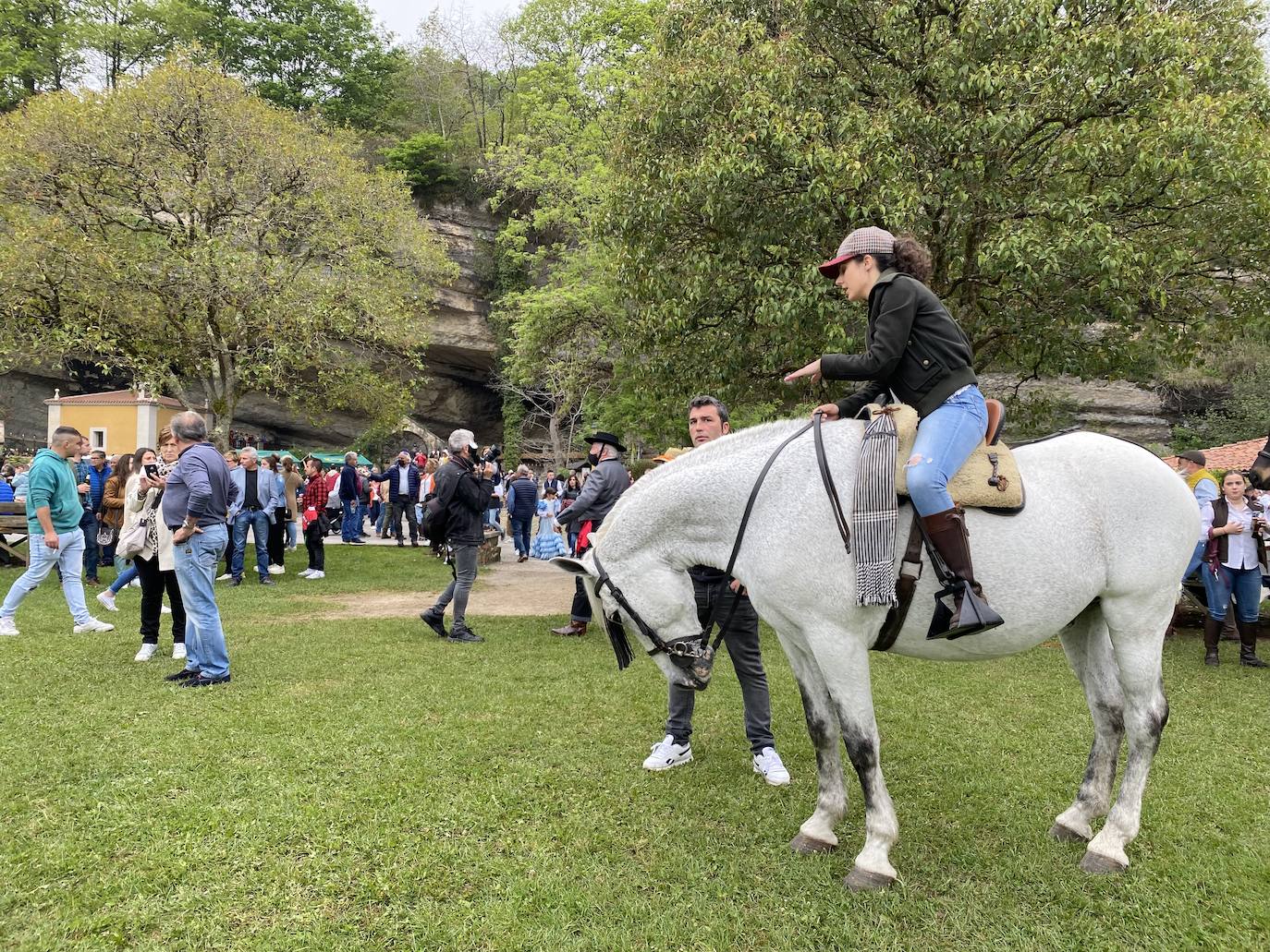Cientos de jinetes y amazonas se desplazaron desde muy distintos puntos de la geografía regional hasta la Feria de Abril de Infiesto. La capital piloñesa celebró, tras dos de parón por la pandemia, la procesión hasta el Santuario de la Cueva, la misa rociera y la bendición de los animales. 