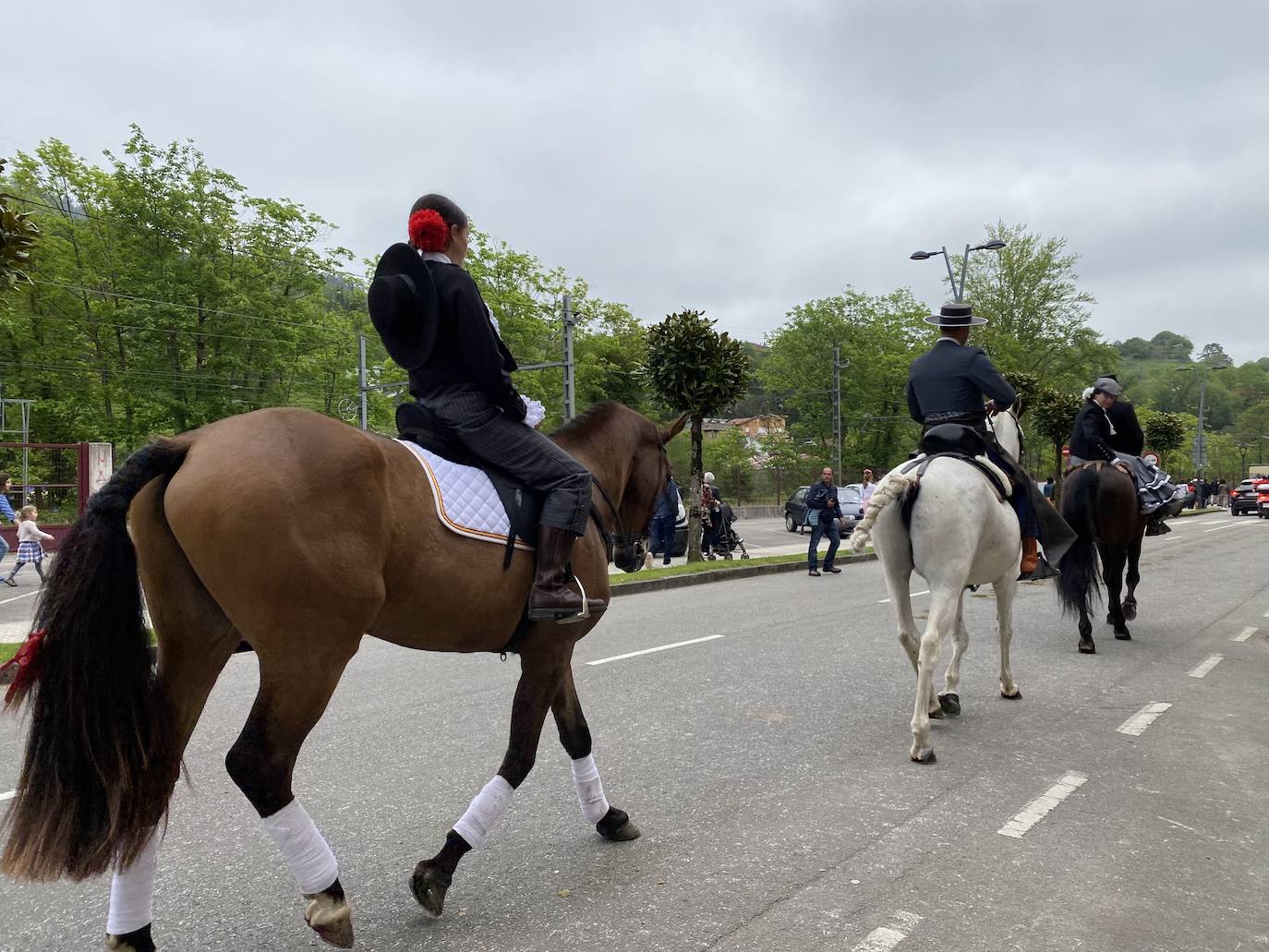 Cientos de jinetes y amazonas se desplazaron desde muy distintos puntos de la geografía regional hasta la Feria de Abril de Infiesto. La capital piloñesa celebró, tras dos de parón por la pandemia, la procesión hasta el Santuario de la Cueva, la misa rociera y la bendición de los animales. 