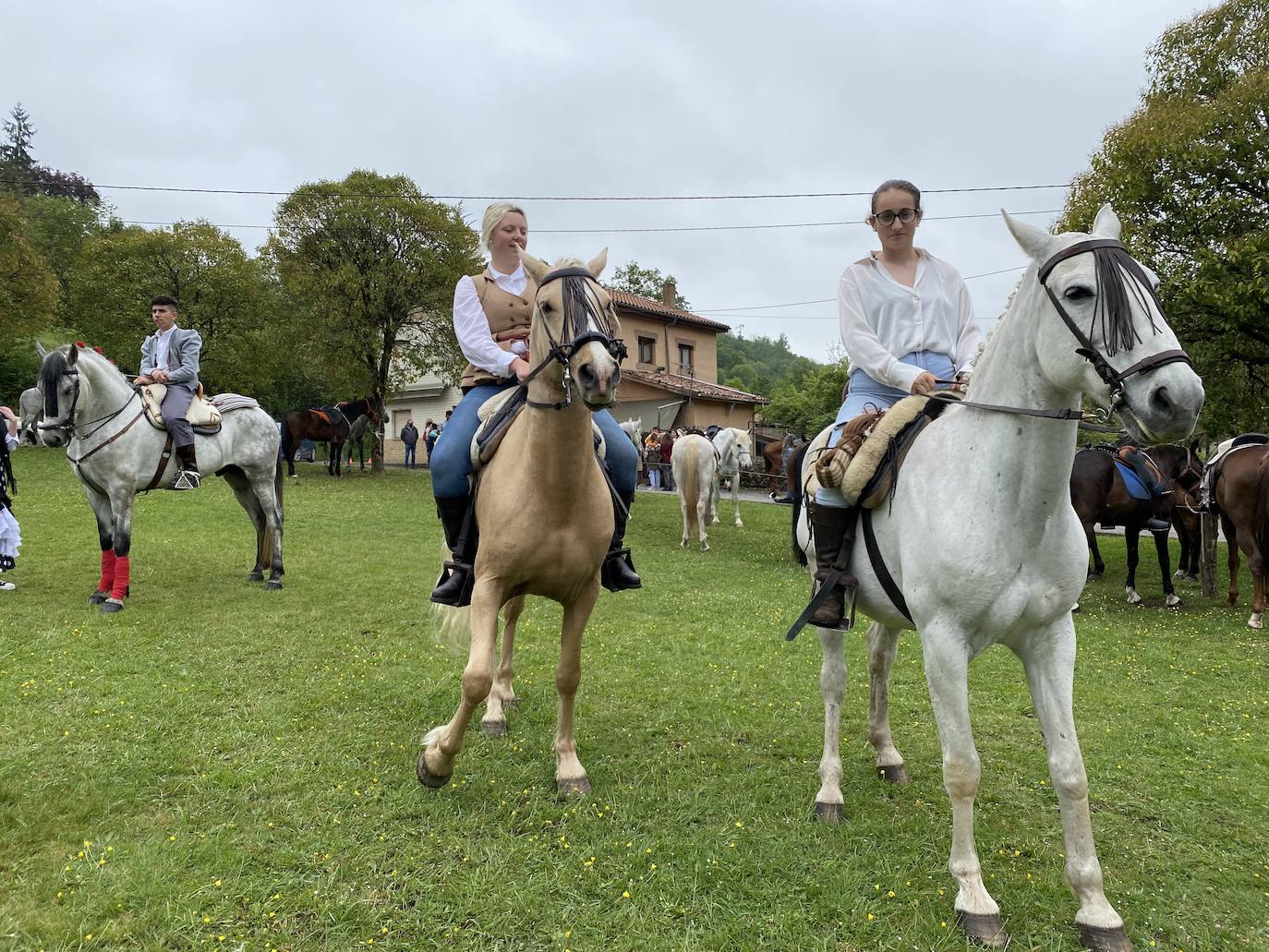 Cientos de jinetes y amazonas se desplazaron desde muy distintos puntos de la geografía regional hasta la Feria de Abril de Infiesto. La capital piloñesa celebró, tras dos de parón por la pandemia, la procesión hasta el Santuario de la Cueva, la misa rociera y la bendición de los animales. 