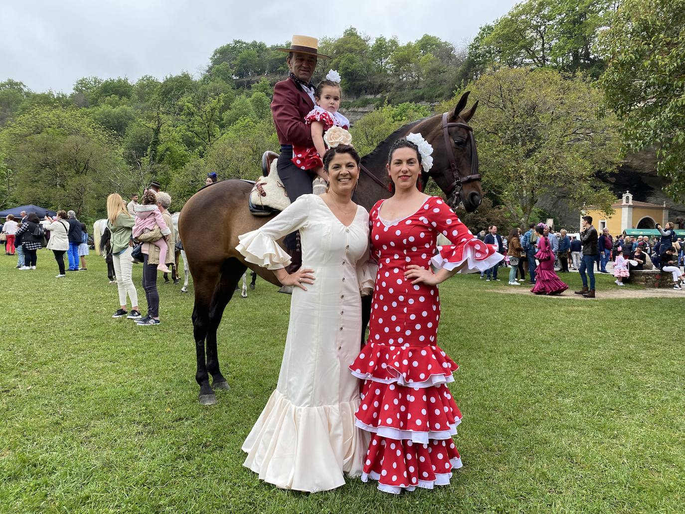Cientos de jinetes y amazonas se desplazaron desde muy distintos puntos de la geografía regional hasta la Feria de Abril de Infiesto. La capital piloñesa celebró, tras dos de parón por la pandemia, la procesión hasta el Santuario de la Cueva, la misa rociera y la bendición de los animales. 
