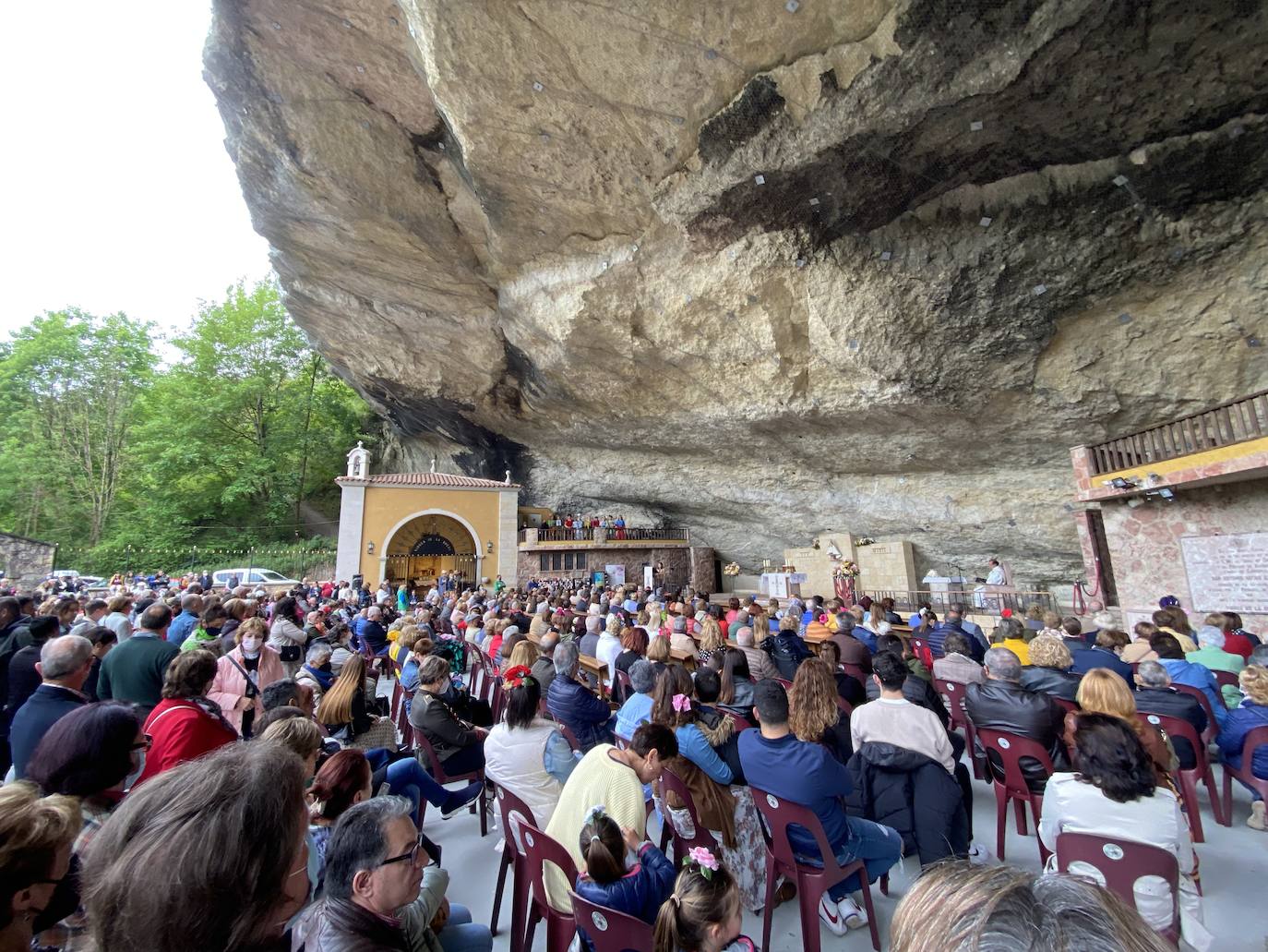 Cientos de jinetes y amazonas se desplazaron desde muy distintos puntos de la geografía regional hasta la Feria de Abril de Infiesto. La capital piloñesa celebró, tras dos de parón por la pandemia, la procesión hasta el Santuario de la Cueva, la misa rociera y la bendición de los animales. 