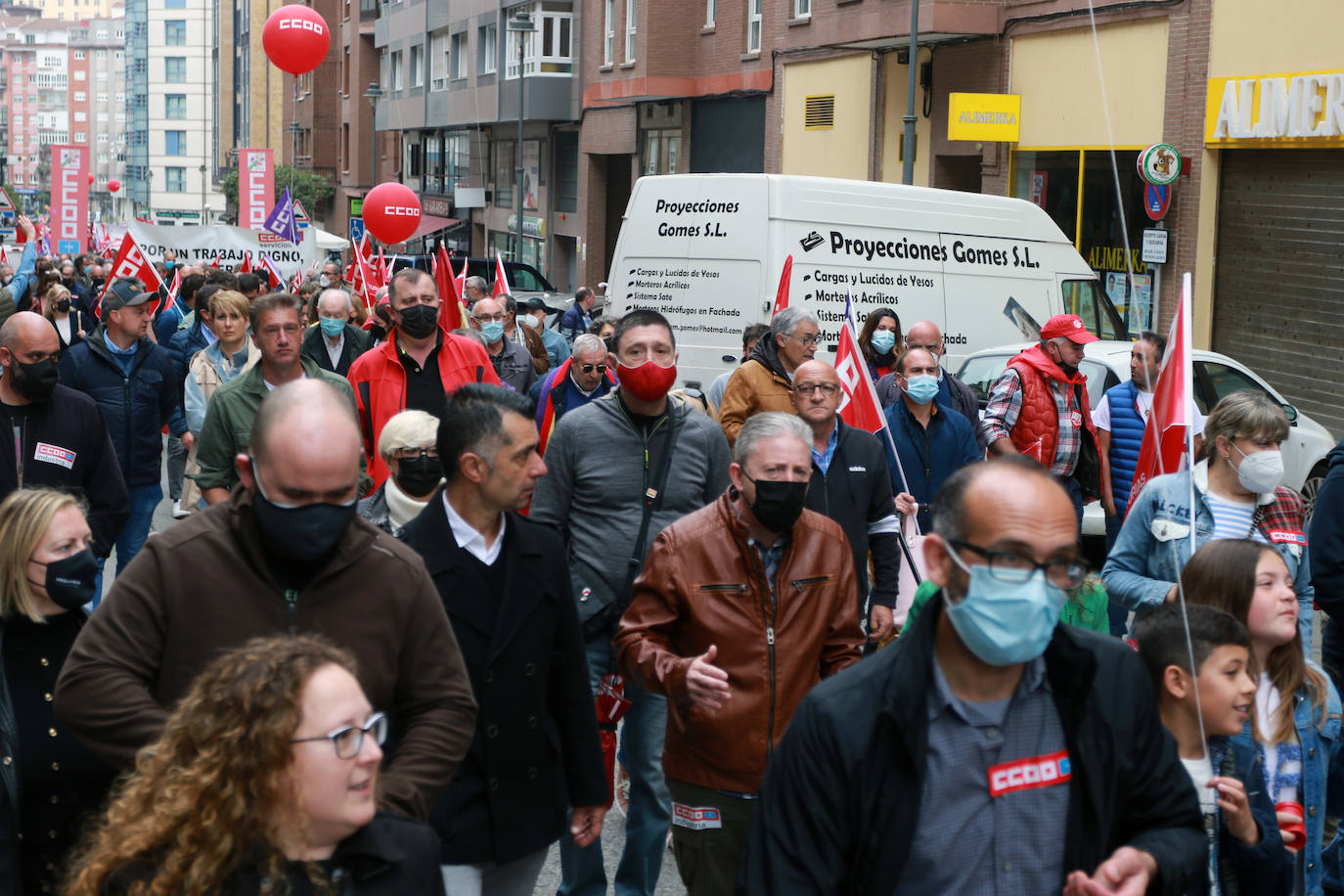 UGT y CC OO reclaman en Avilés una subida salarial para hacer frente a la crisis.