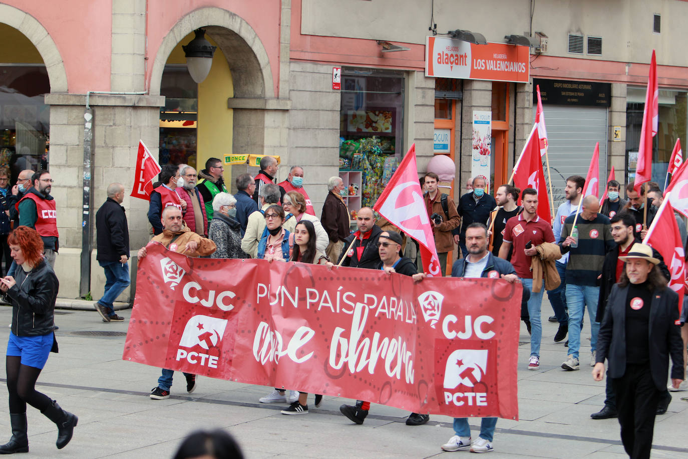 UGT y CC OO reclaman en Avilés una subida salarial para hacer frente a la crisis.