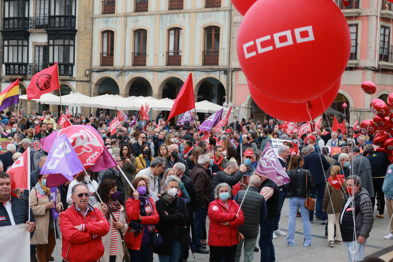 UGT y CC OO reclaman en Avilés una subida salarial para hacer frente a la crisis.