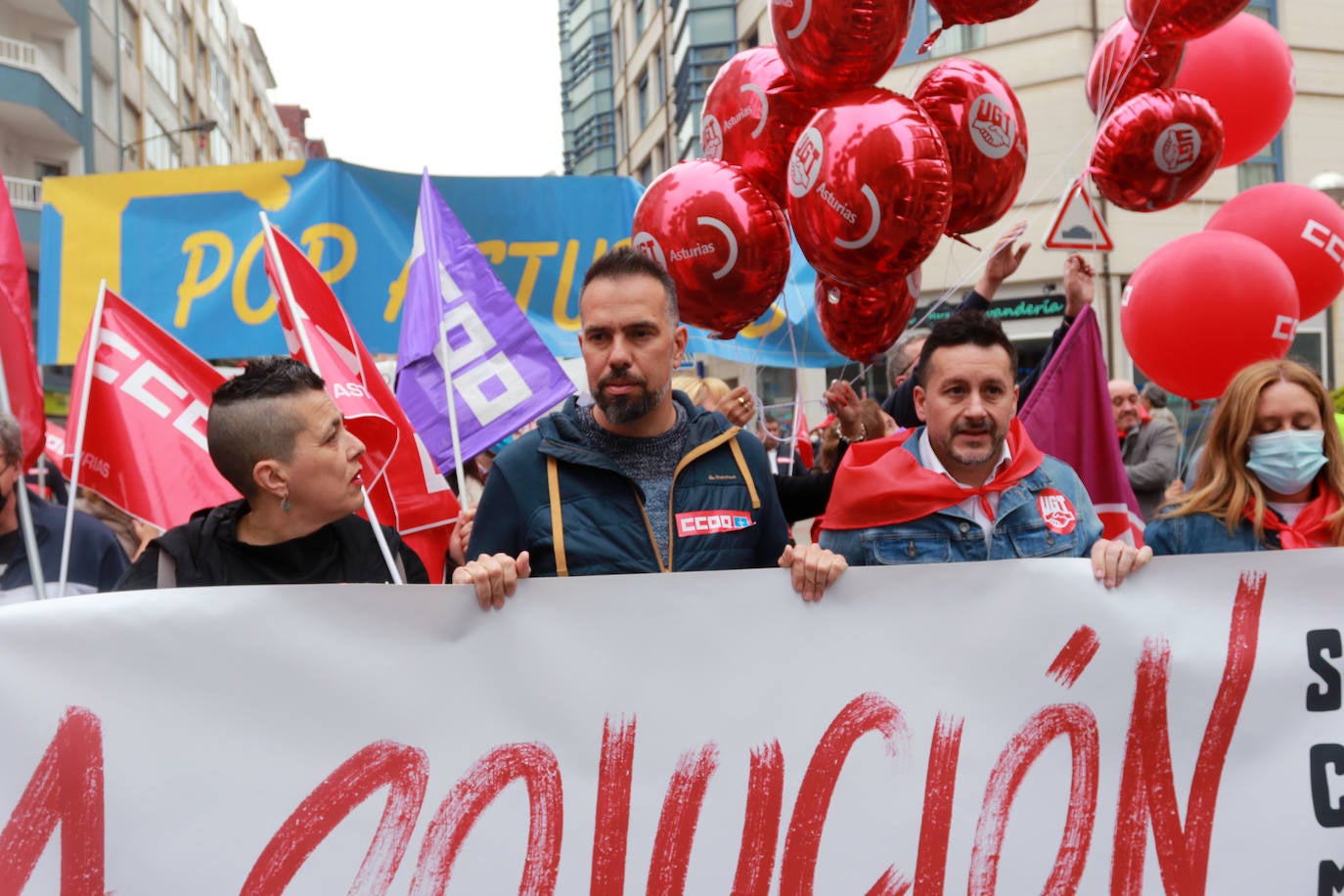 UGT y CC OO reclaman en Avilés una subida salarial para hacer frente a la crisis.