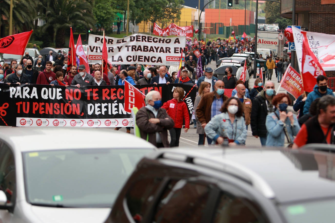UGT y CC OO reclaman en Avilés una subida salarial para hacer frente a la crisis.