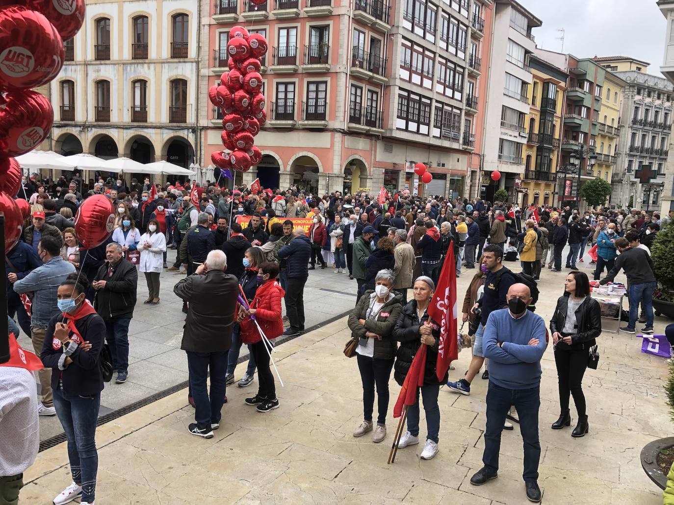 UGT y CC OO reclaman en Avilés una subida salarial para hacer frente a la crisis.
