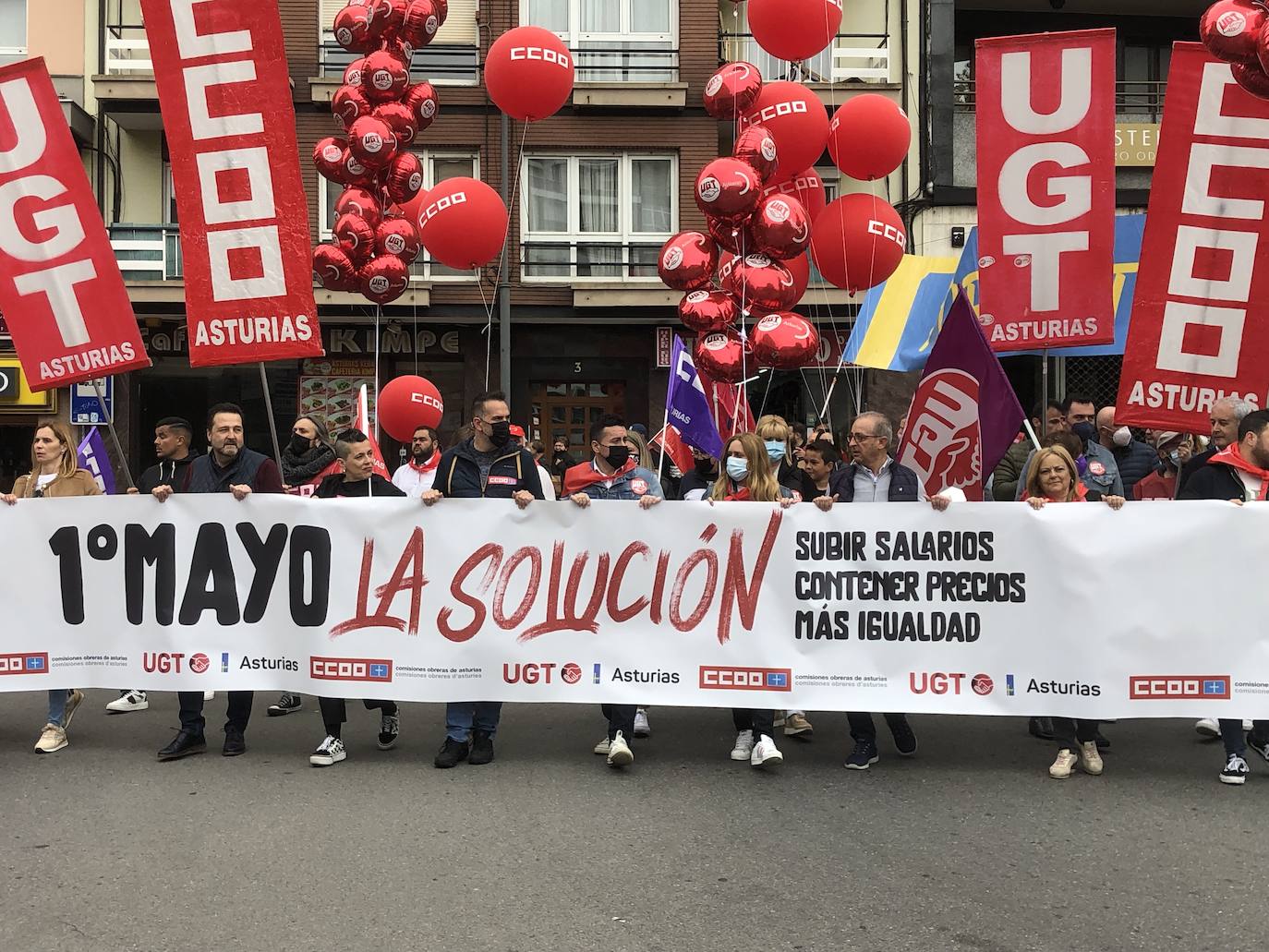 UGT y CC OO reclaman en Avilés una subida salarial para hacer frente a la crisis.