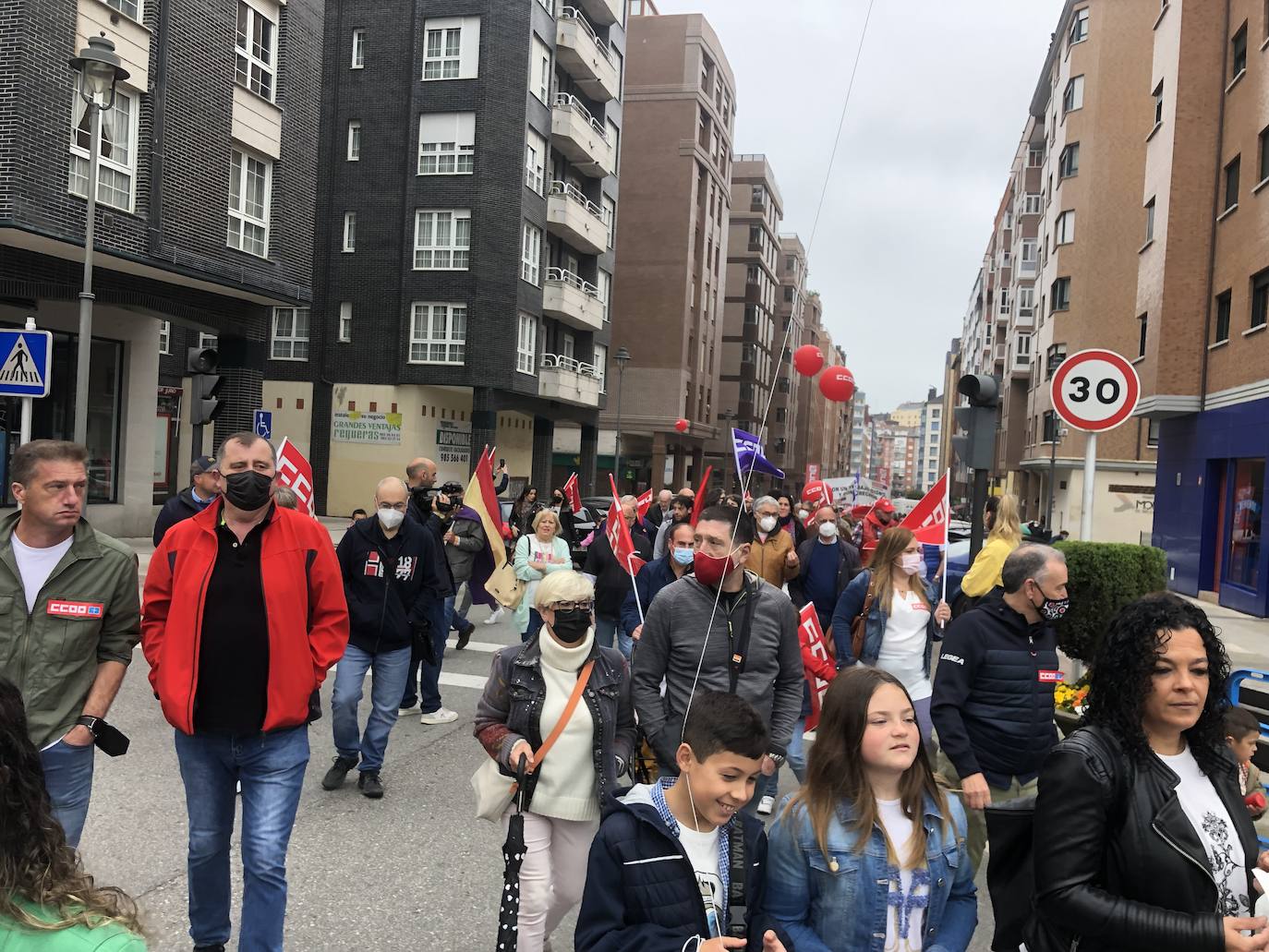 UGT y CC OO reclaman en Avilés una subida salarial para hacer frente a la crisis.