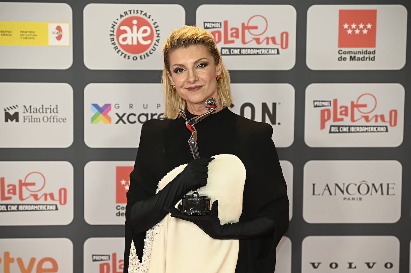 La película 'El buen patrón' y la serie argentina 'El Reino' se han hecho con los galardones más codiciados de los Premios Platino, certamen que recompensa lo mejor del mundo audiovisual iberoamericano. También tuvo una buena noche 'Madres paralelas'. La última colaboración de Pedro Almodóvar con Penélope Cruz se llevó tres premios. 