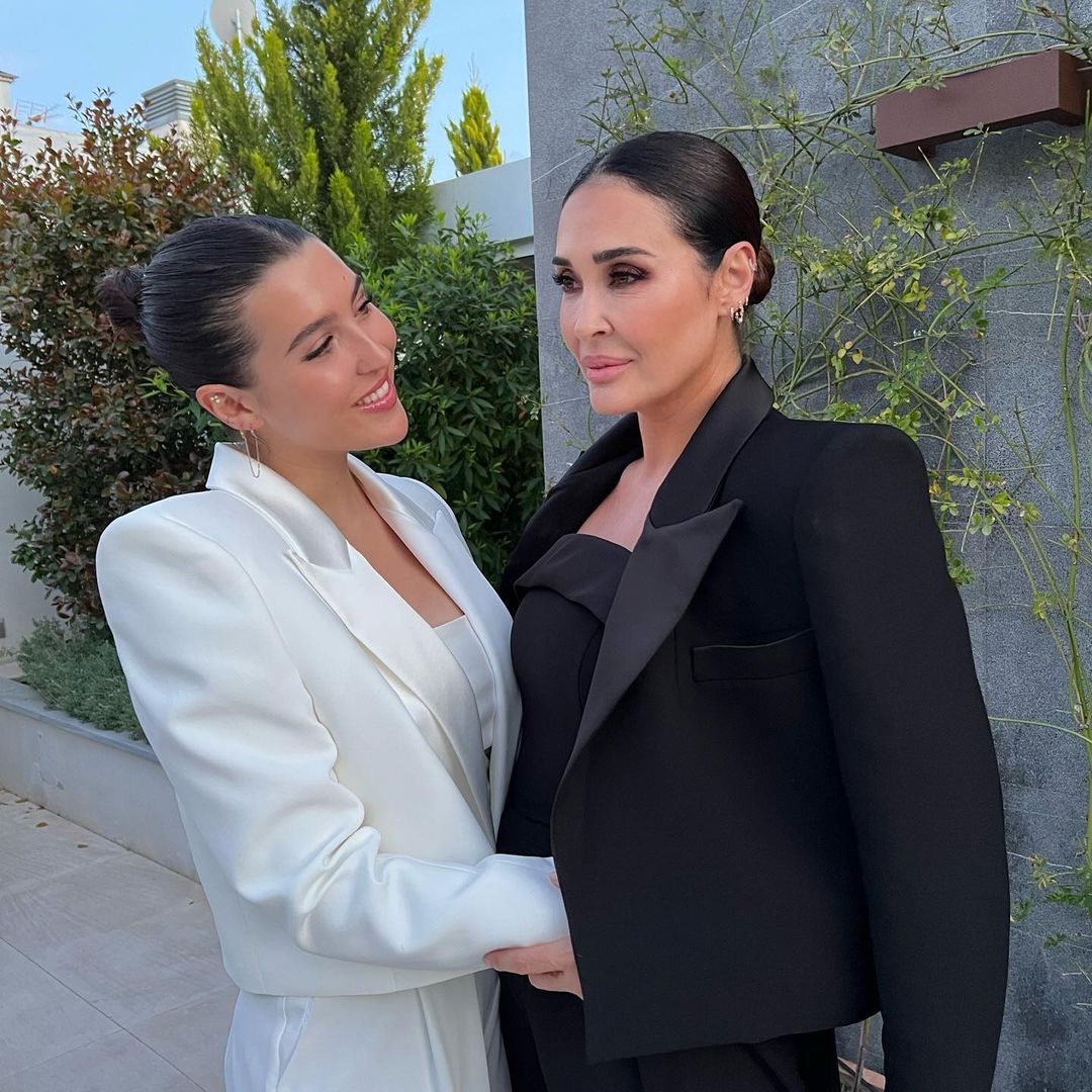 Vicky Martín Berrocal y su hija, Alba Díaz, en la primera noche de feria.