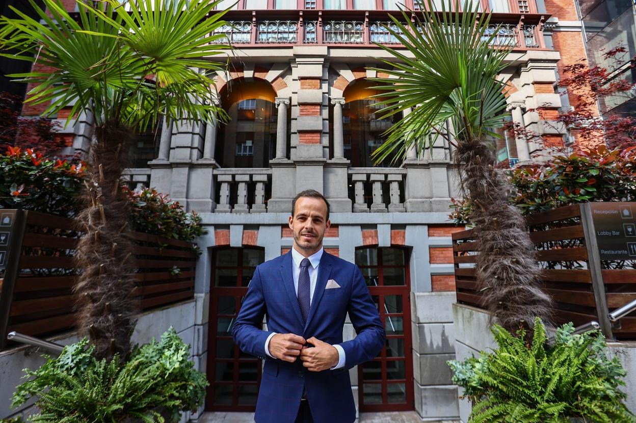 tDirector Óscar Cao, en la entrada del Hotel Barceló Cervantes. 