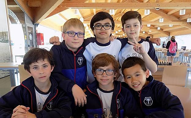 Lucca García, Marcos Antuña y Manuel Sanjuán, sentados, con Ignacio Cano, César González y Marco Viego, del Ecole.