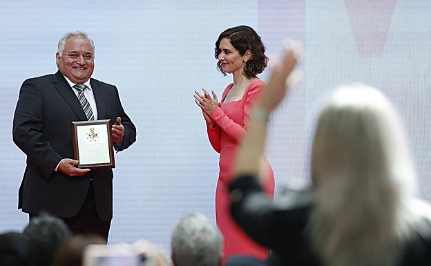 Antonio Cosmen recogió la Medalla de la Orden de la Cruz de Mayo para su restaurante Cruz Blanca de Vallecas.