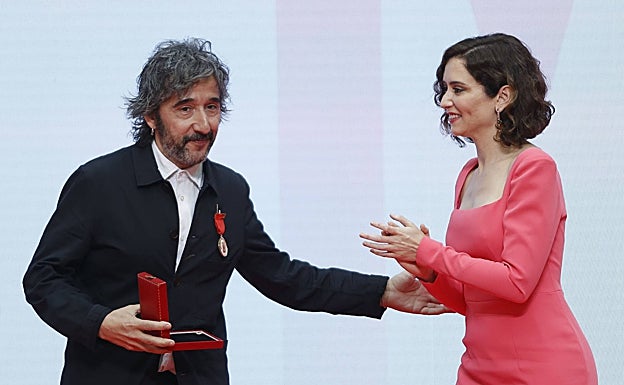 Diego Guerrero recogió la medalla del cocinero asturiano José Andrés.