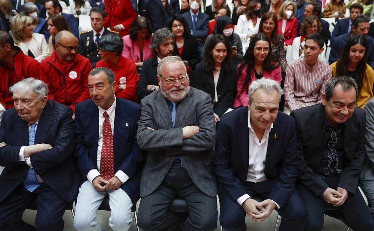 Ansón, Garci, Savater y Hombres G, durante la entrega de distinciones de hoy en Madrid. 