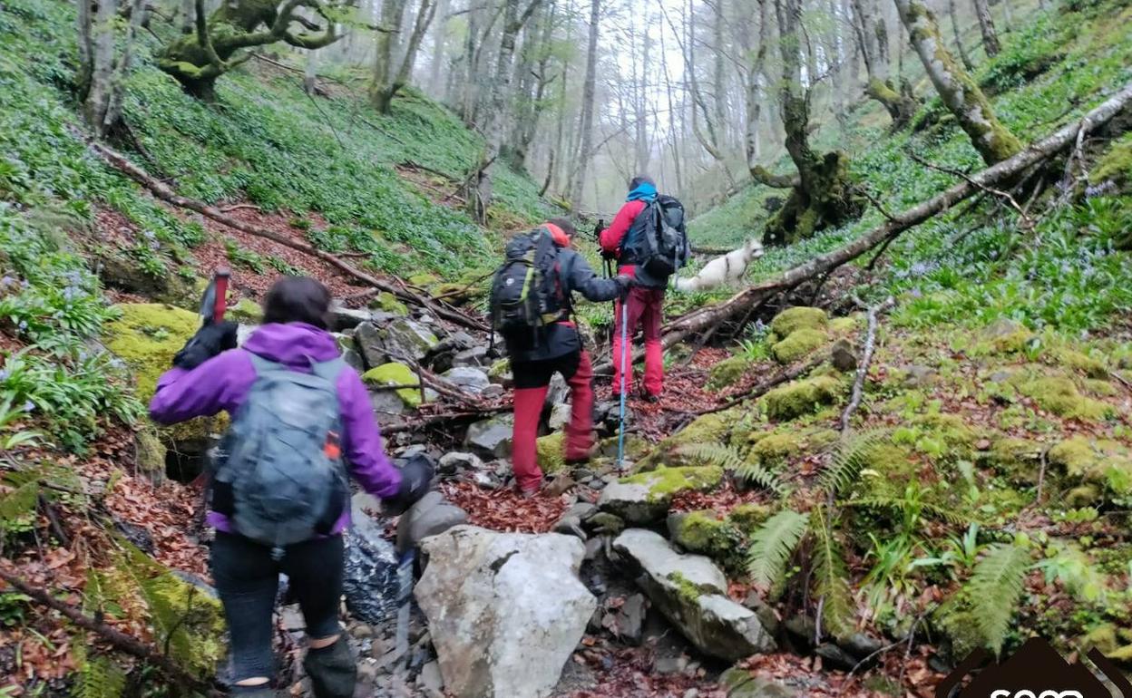 Los bomberos rescatadores con los senderistas que se desorientaron mientras hacían una ruta en Quirós.