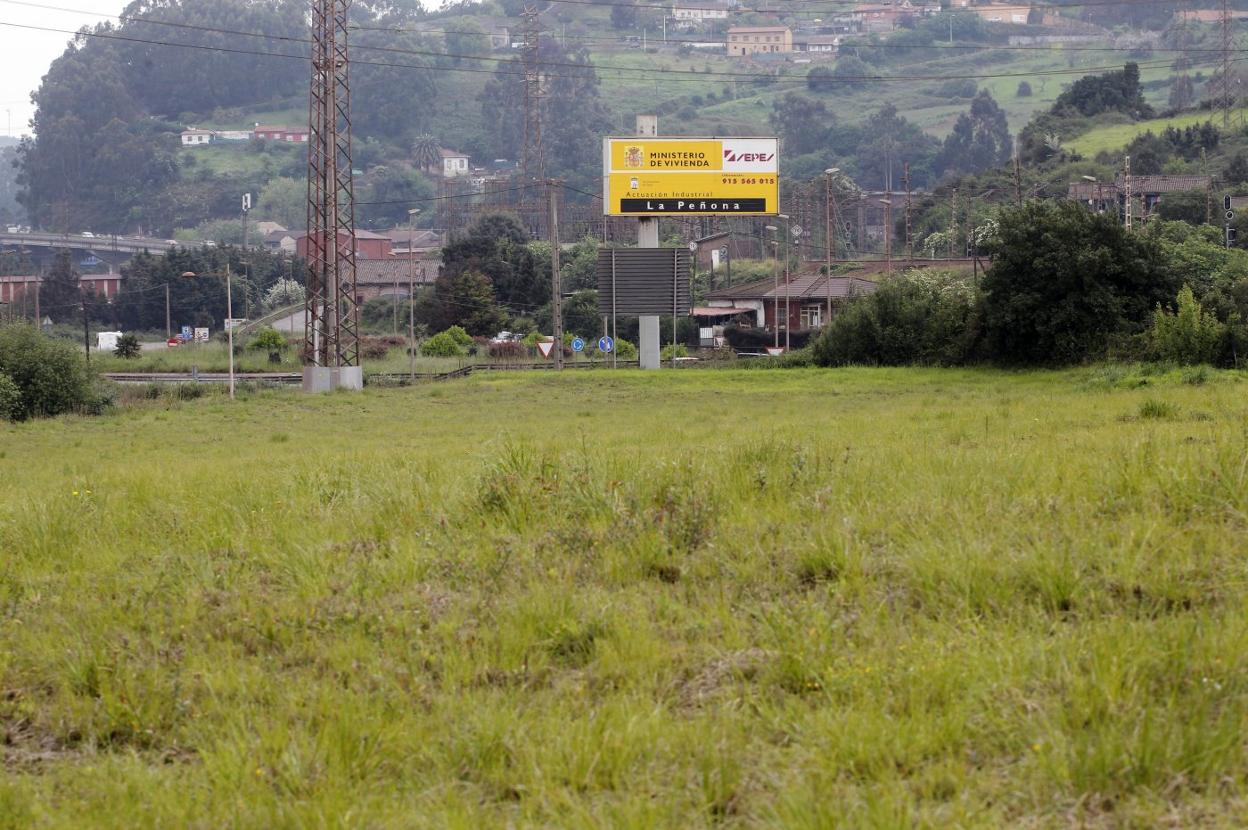 Parte de los solares de La Peñona que Sepes intentará vender después de quince años aprovechando la mejora de la conexión con la ZALIA. 