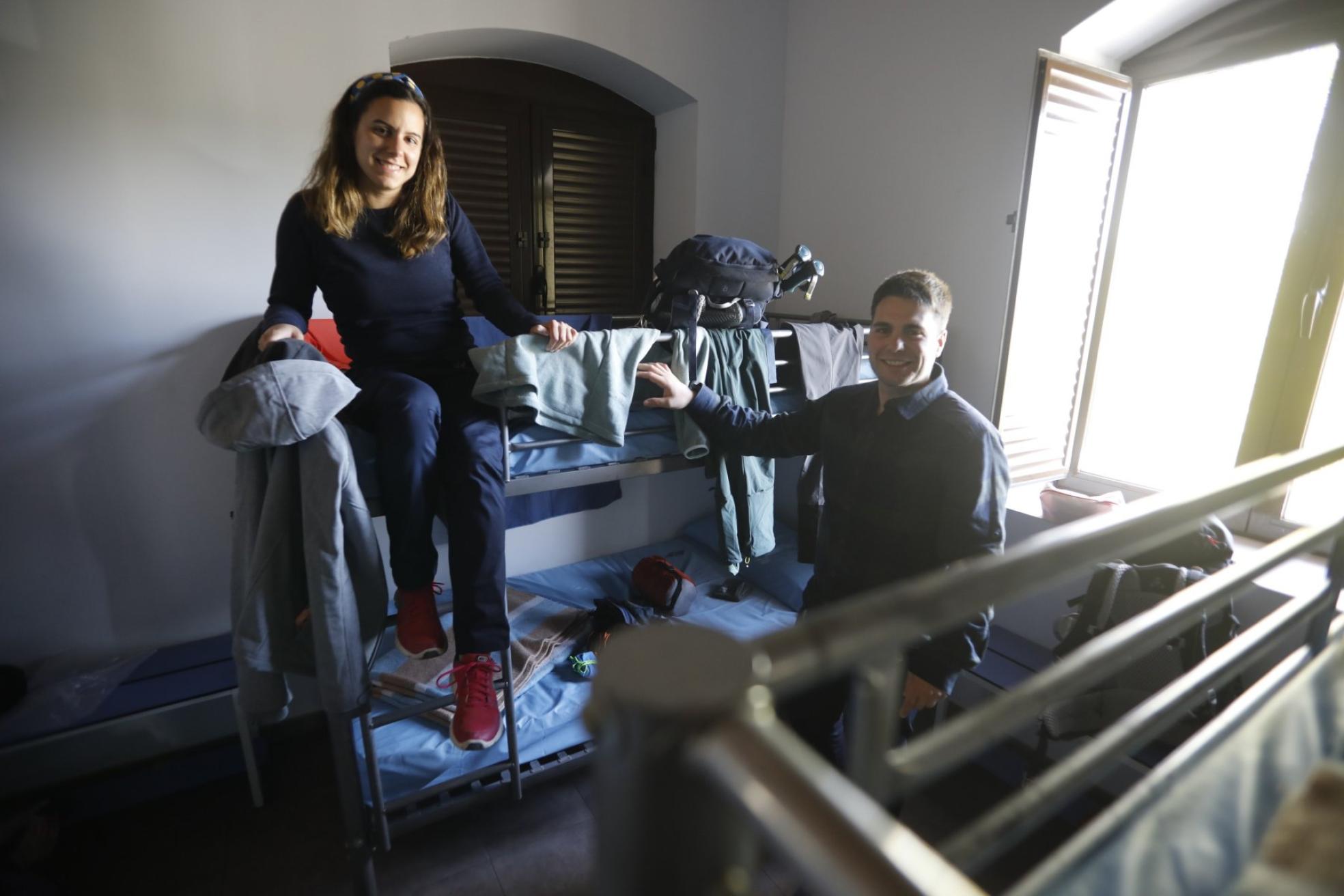Peregrinos. Celia Garrido y Cristóbal Santiago, de Jaén, se alojaron en el albergue de Grado.