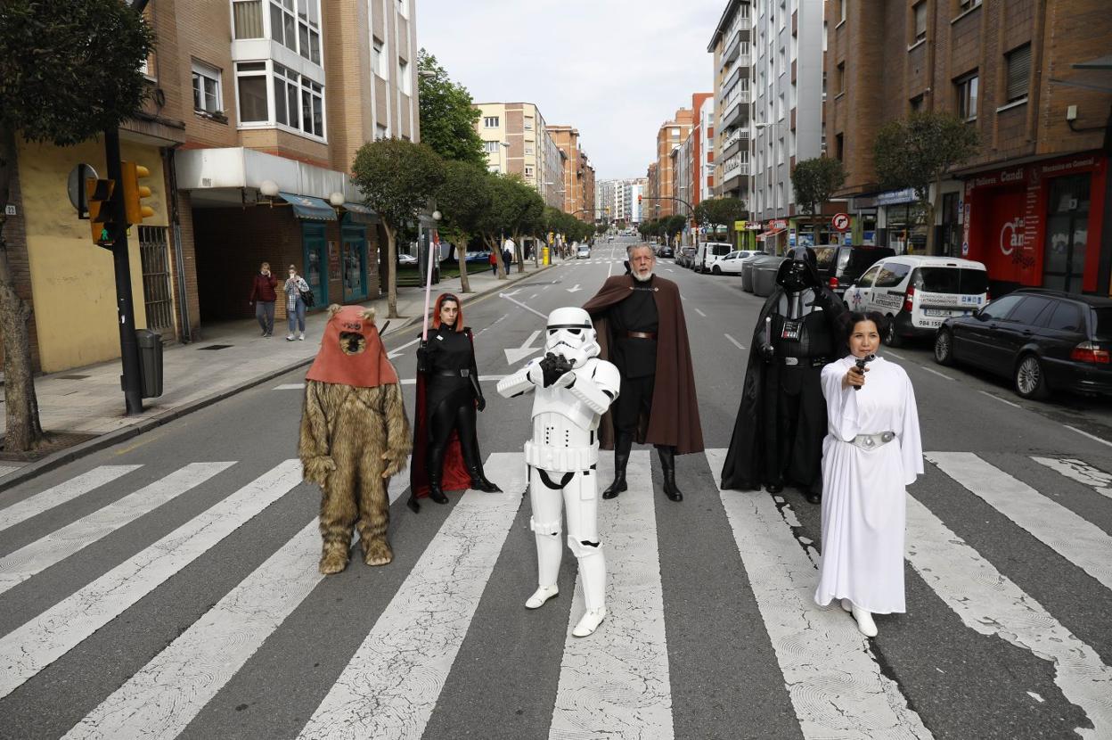 Varios integrantes de la Orden 66, ayer en Gijón, preparados para el Día de 'Star Wars'. 