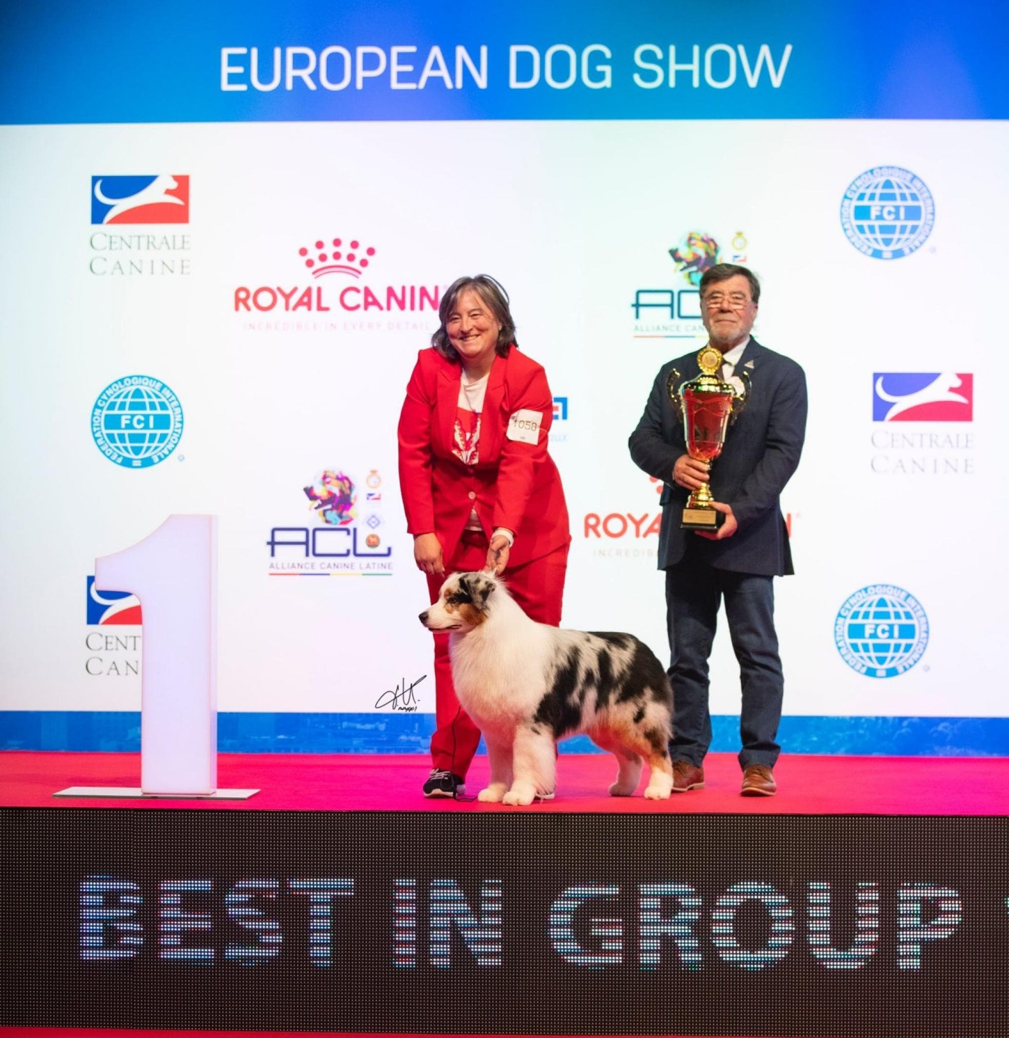 Sonsoles Hevia posa junto al campeón 'Jagger' en el concurso celebrado en París. 