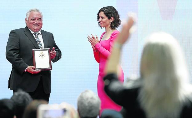 Antonio Cosmen recibió la Cruz de la Orden del Dos de Mayo.