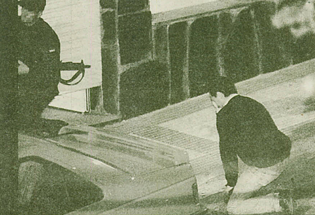 Una persona se arrodilla frente a la entrada del local de Ciérvana.