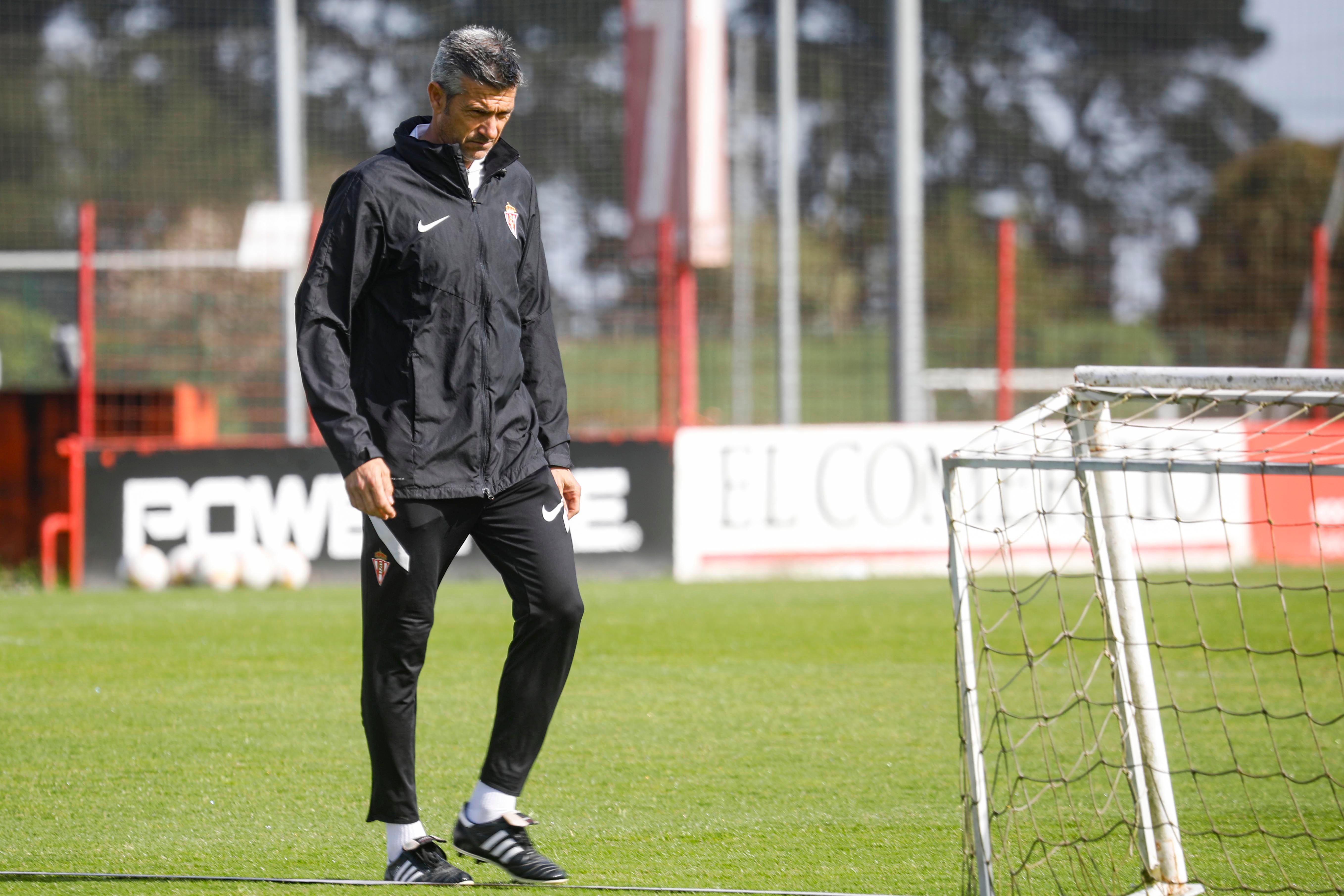 Martí dirige el primer entrenamiento de la semana con su futuro todavía en el aire