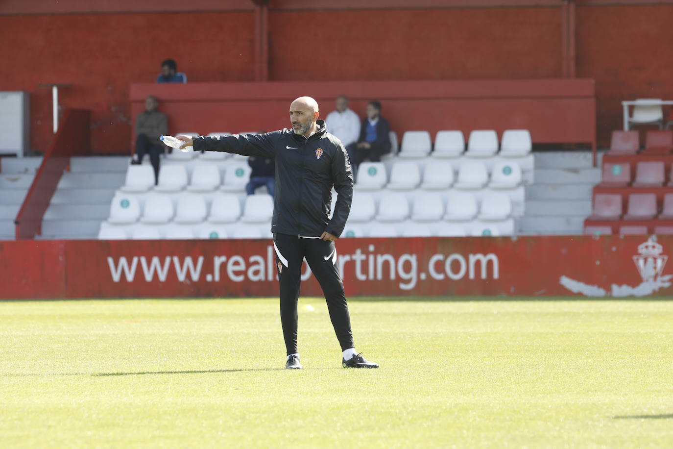 Unas horas más tarde de su presentación, Abelardo ha dirigido este miércoles su primer entrenamiento en su nueva etapa con el Sporting. Ha generado una gran expectación entre los sportinguistas, que han acudido a Mareo para ver cómo trabaja el técnico rojiblanco, que afronta una vertiginosa recta final de temporada. 