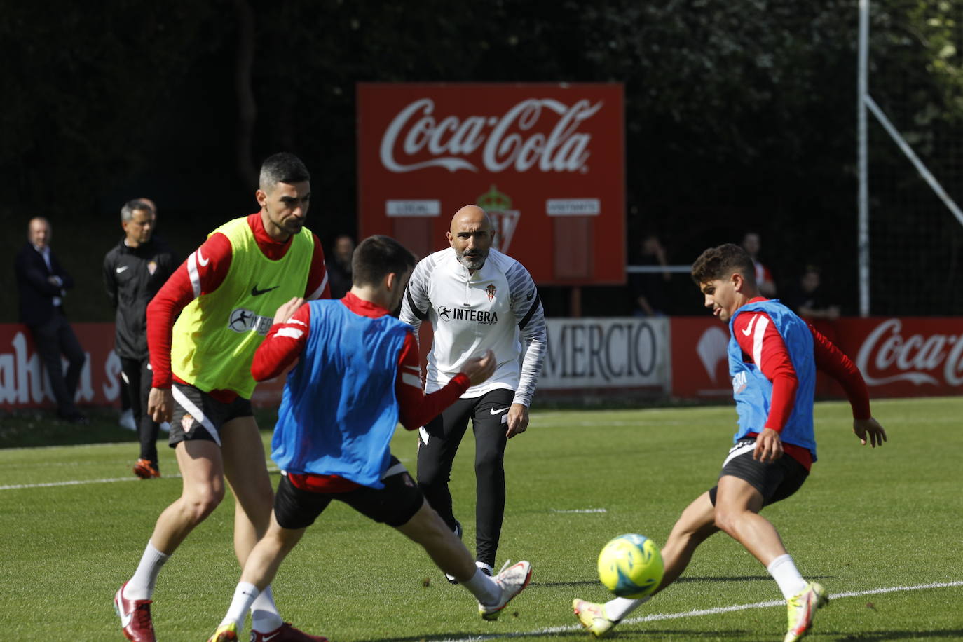 Unas horas más tarde de su presentación, Abelardo ha dirigido este miércoles su primer entrenamiento en su nueva etapa con el Sporting. Ha generado una gran expectación entre los sportinguistas, que han acudido a Mareo para ver cómo trabaja el técnico rojiblanco, que afronta una vertiginosa recta final de temporada. 