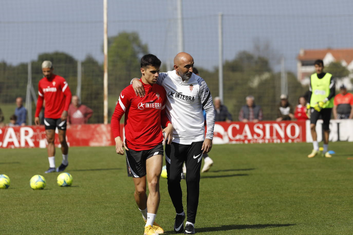 Unas horas más tarde de su presentación, Abelardo ha dirigido este miércoles su primer entrenamiento en su nueva etapa con el Sporting. Ha generado una gran expectación entre los sportinguistas, que han acudido a Mareo para ver cómo trabaja el técnico rojiblanco, que afronta una vertiginosa recta final de temporada. 