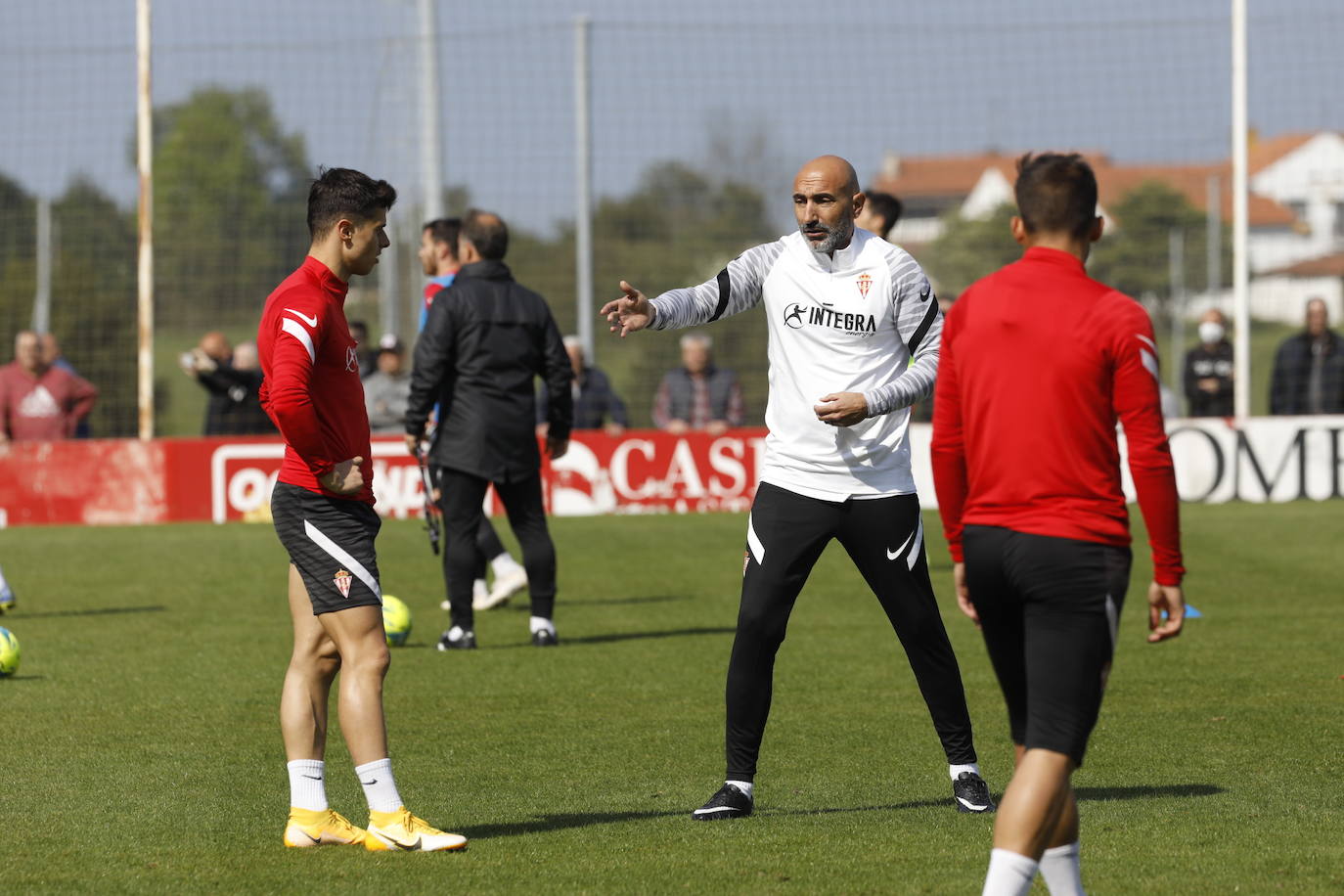 Unas horas más tarde de su presentación, Abelardo ha dirigido este miércoles su primer entrenamiento en su nueva etapa con el Sporting. Ha generado una gran expectación entre los sportinguistas, que han acudido a Mareo para ver cómo trabaja el técnico rojiblanco, que afronta una vertiginosa recta final de temporada. 