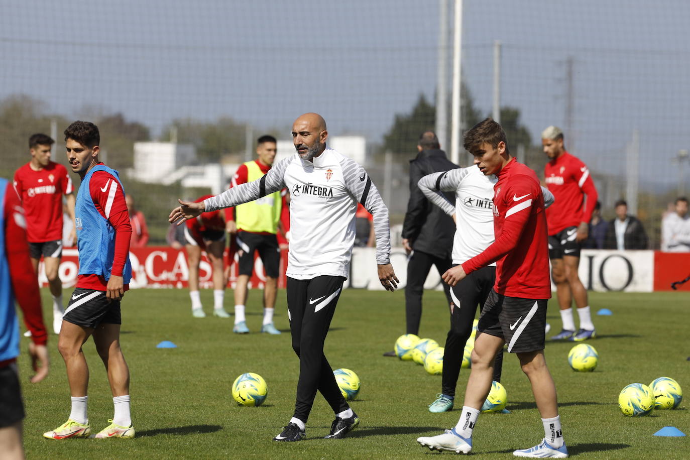 Unas horas más tarde de su presentación, Abelardo ha dirigido este miércoles su primer entrenamiento en su nueva etapa con el Sporting. Ha generado una gran expectación entre los sportinguistas, que han acudido a Mareo para ver cómo trabaja el técnico rojiblanco, que afronta una vertiginosa recta final de temporada. 