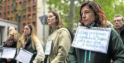 Algunas personas durantes la protesta en Avilés portaron carteles con mensajes reivindicativos.