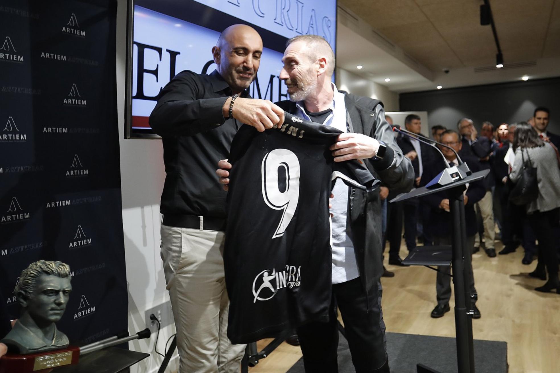 Falo Castro entrega al técnico una camiseta en la ceremonia del Trofeo Quini en 2019. 