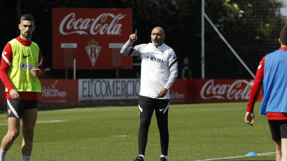 Expectación en Mareo en el primer entrenamiento de Abelardo con el Sporting 