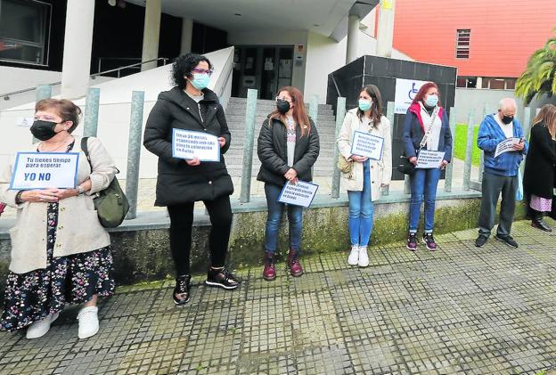 Un buen número de personas con discapacidad formaron ayer una simbólica fila ante el centro de valoración de Avilés.