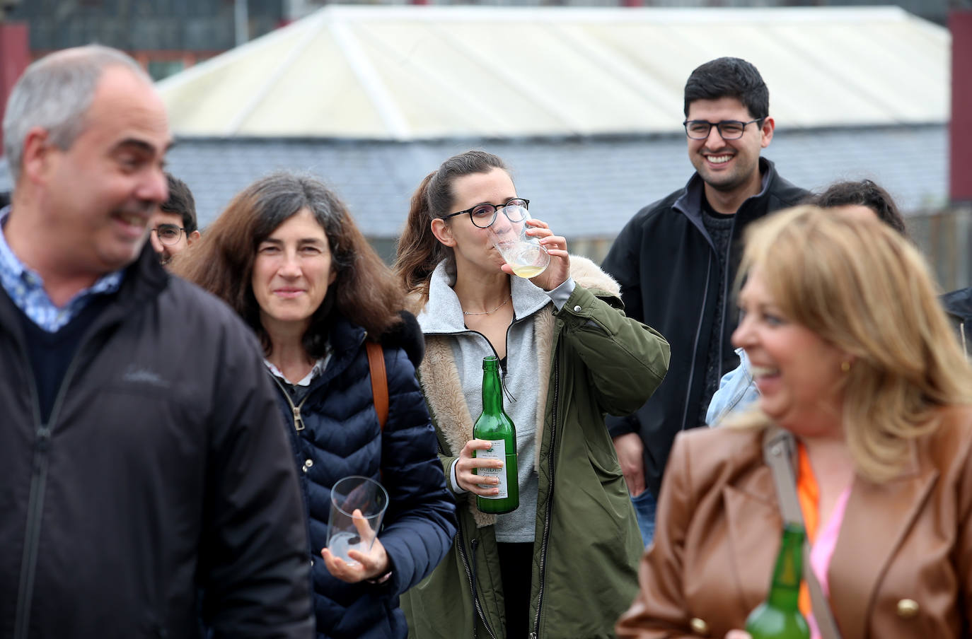 La Universidad de Oviedo ha mostrado su apoyo a la candidatura de la cultura sidrera asturiana como como Patrimonio Inmaterial de la Humanidad de la Unesco. Alumnos, docentes y equipo de Gobierno, incluido el rector, han participado en un escanciado masivo celebrado en los distintos campus universitarios. 
