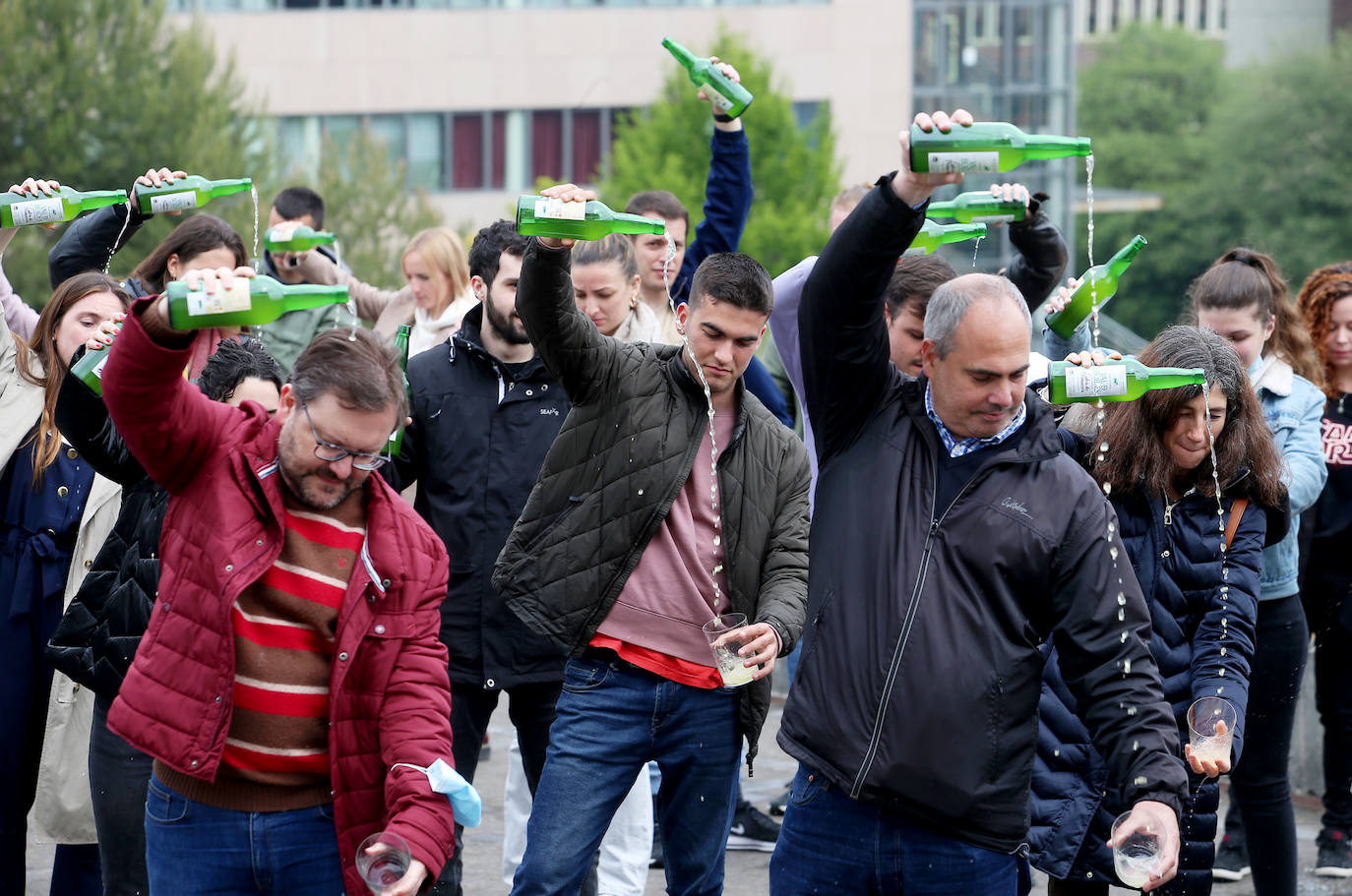 La Universidad de Oviedo ha mostrado su apoyo a la candidatura de la cultura sidrera asturiana como como Patrimonio Inmaterial de la Humanidad de la Unesco. Alumnos, docentes y equipo de Gobierno, incluido el rector, han participado en un escanciado masivo celebrado en los distintos campus universitarios. 