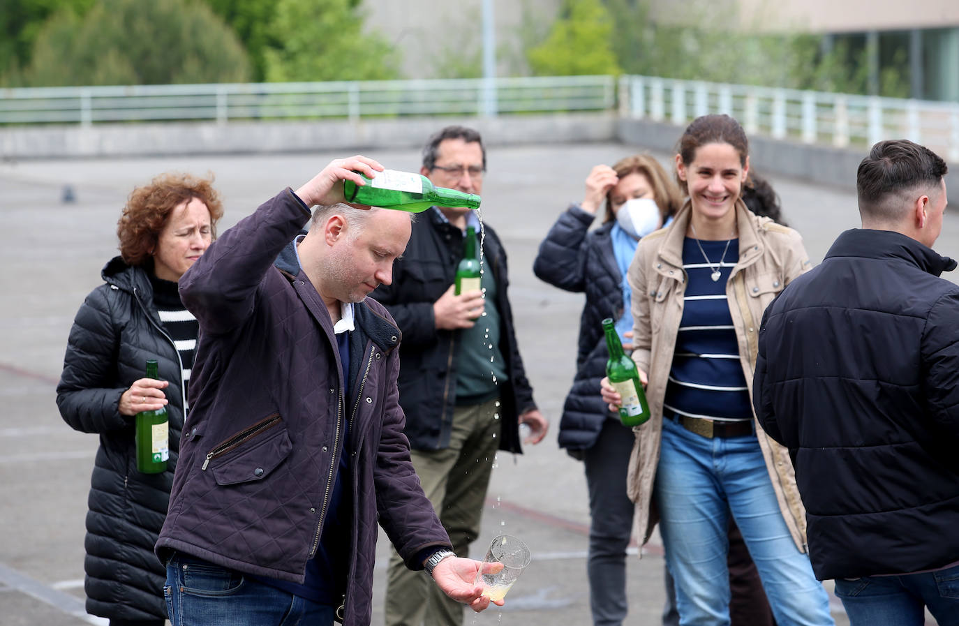 La Universidad de Oviedo ha mostrado su apoyo a la candidatura de la cultura sidrera asturiana como como Patrimonio Inmaterial de la Humanidad de la Unesco. Alumnos, docentes y equipo de Gobierno, incluido el rector, han participado en un escanciado masivo celebrado en los distintos campus universitarios. 