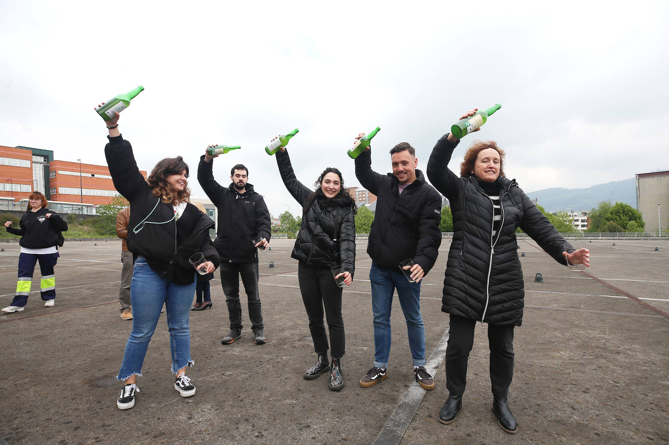 La Universidad de Oviedo ha mostrado su apoyo a la candidatura de la cultura sidrera asturiana como como Patrimonio Inmaterial de la Humanidad de la Unesco. Alumnos, docentes y equipo de Gobierno, incluido el rector, han participado en un escanciado masivo celebrado en los distintos campus universitarios. 