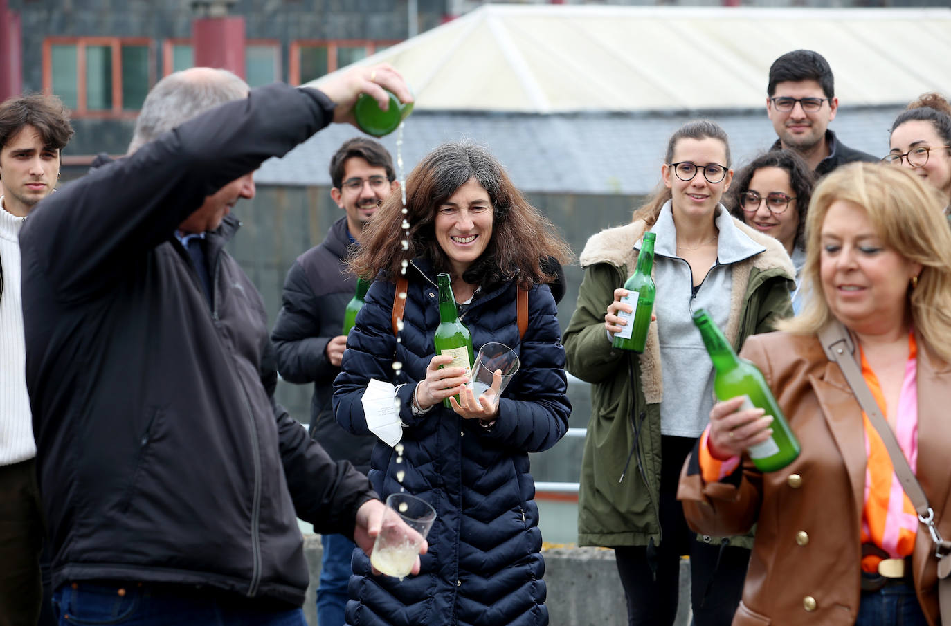 La Universidad de Oviedo ha mostrado su apoyo a la candidatura de la cultura sidrera asturiana como como Patrimonio Inmaterial de la Humanidad de la Unesco. Alumnos, docentes y equipo de Gobierno, incluido el rector, han participado en un escanciado masivo celebrado en los distintos campus universitarios. 